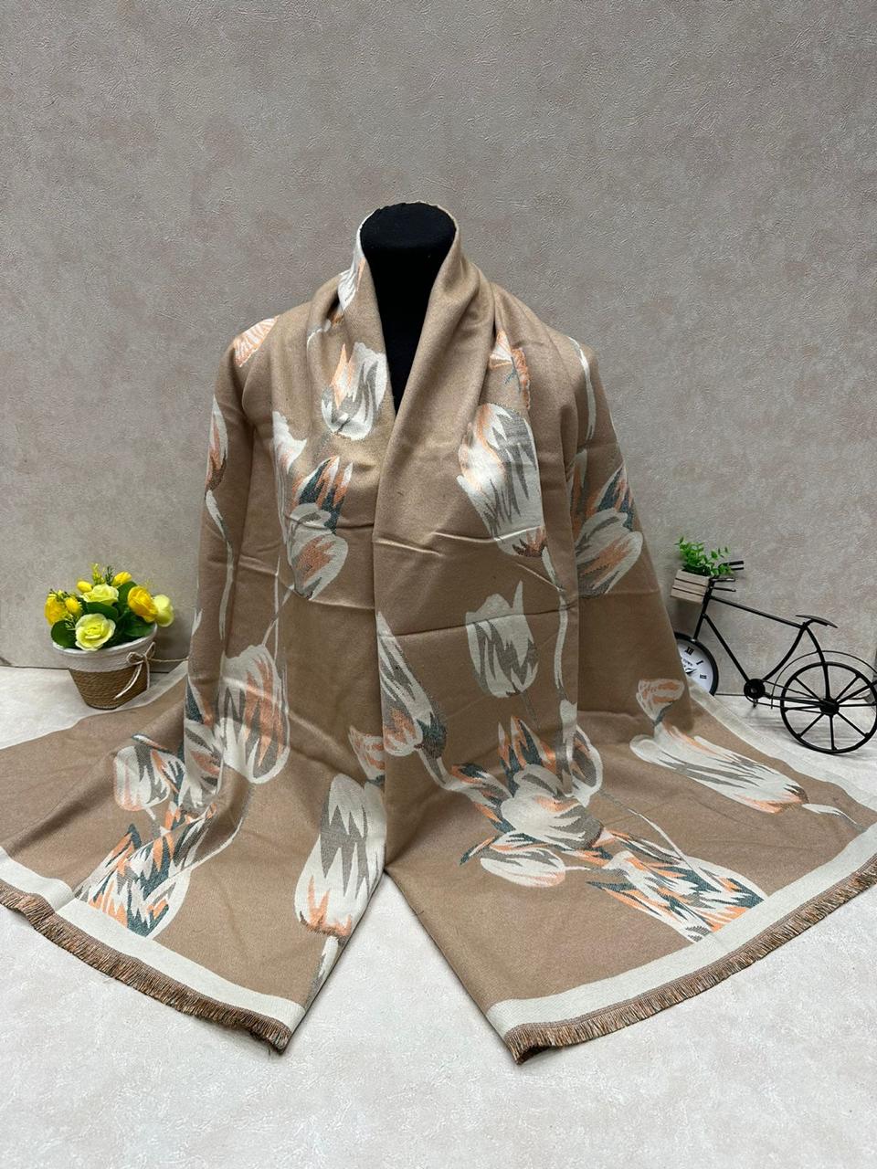 На фото 1 - Мягкий палантин из кашемира мультицвет