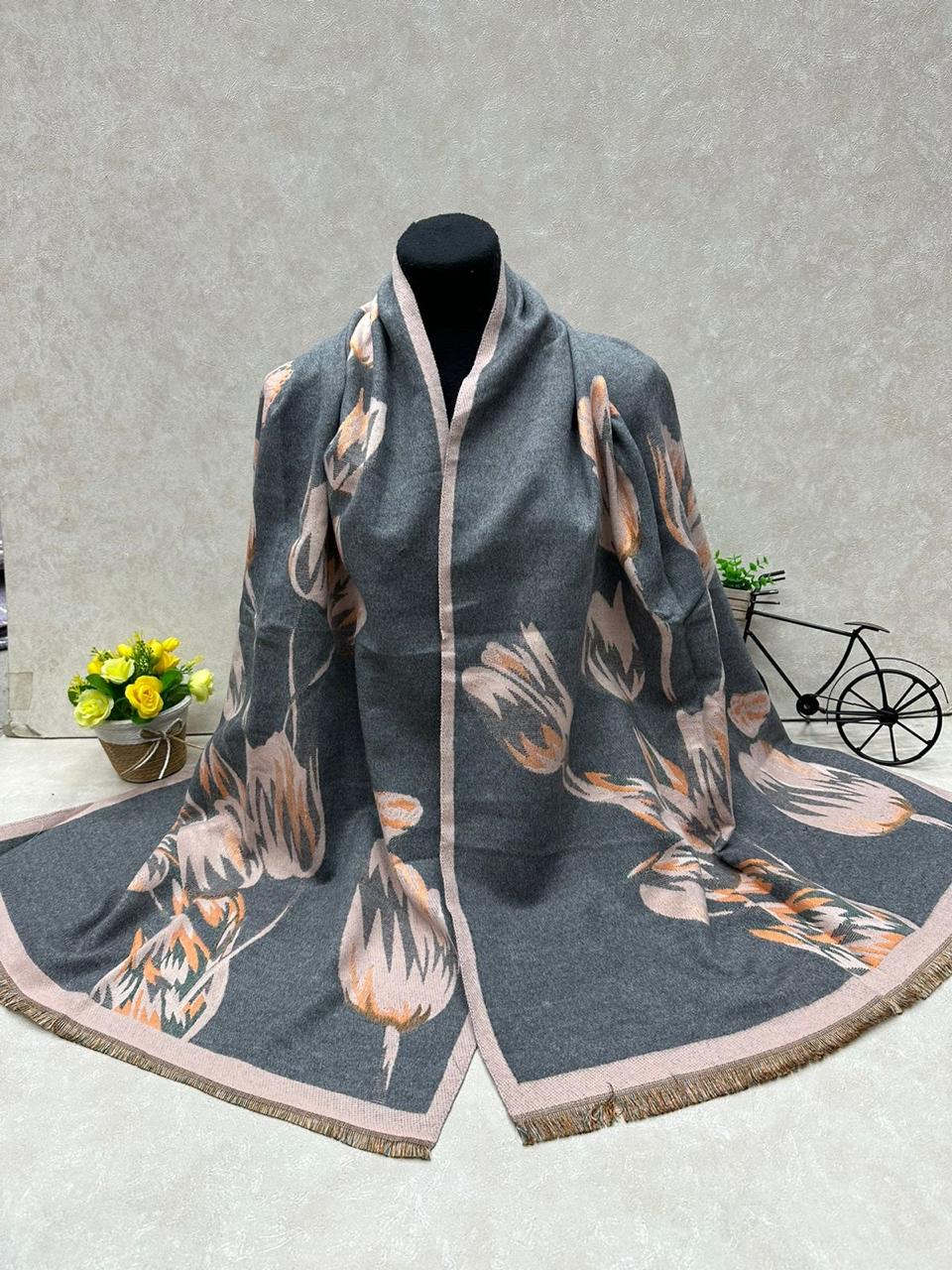 На фото 1 - Мягкий палантин из кашемира мультицвет