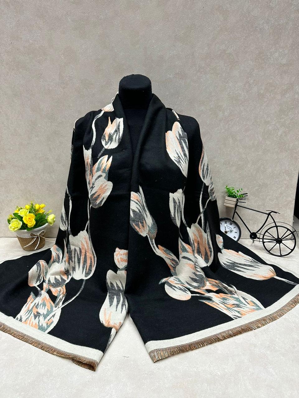 На фото 1 - Мягкий палантин из кашемира мультицвет