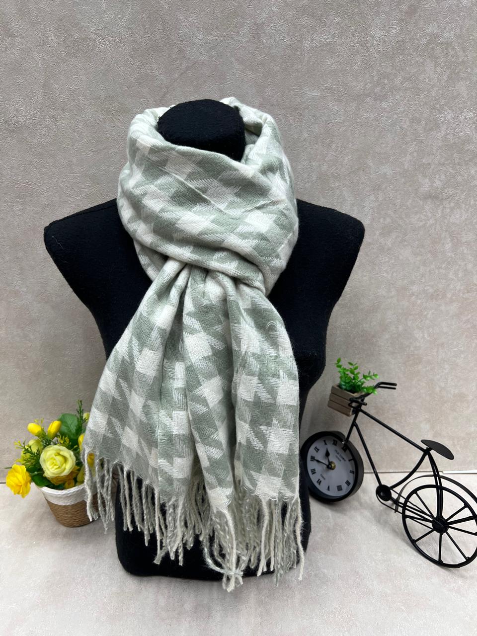 На фото 1 - Палантин в клетку из кашемира, мультицвет На фото 1 - Палантин в клетку из кашемира, мультицвет