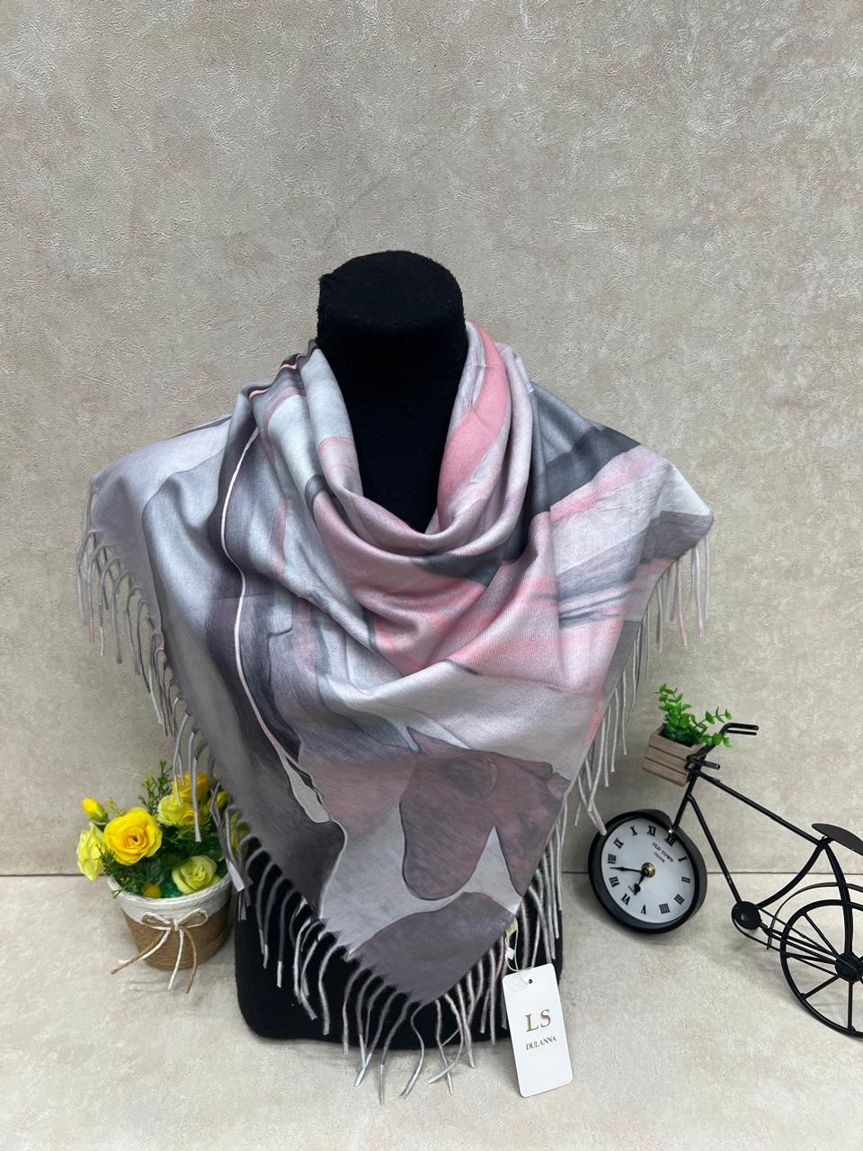 На фото 1 - Палантин в клетку из кашемира, мультицвет