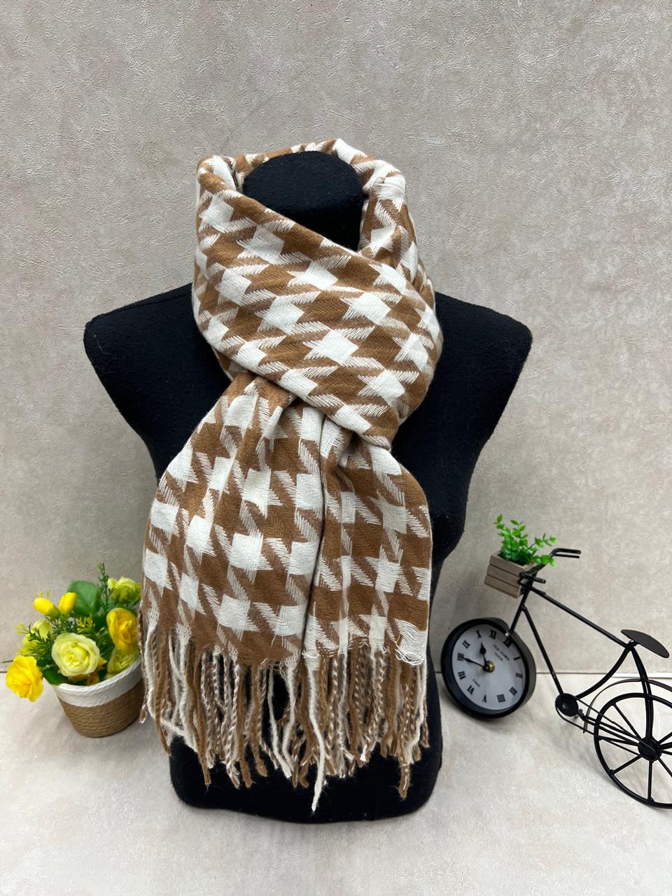 На фото 1 - Палантин в клетку из кашемира, мультицвет На фото 1 - Палантин в клетку из кашемира, мультицвет