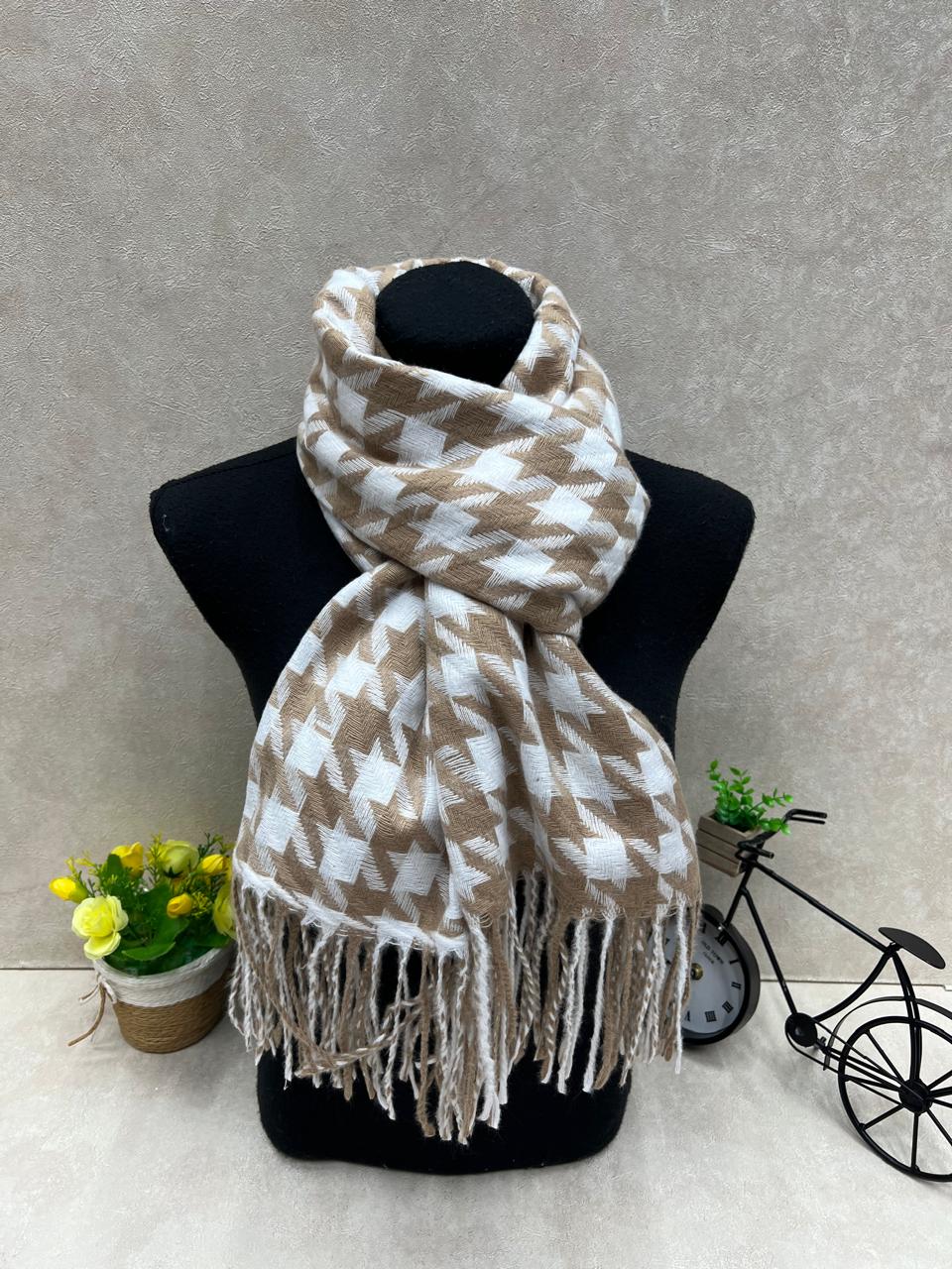 На фото 1 - Палантин в клетку из кашемира, мультицвет На фото 1 - Палантин в клетку из кашемира, мультицвет