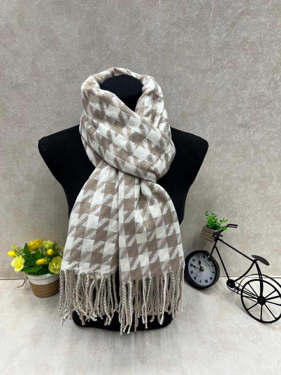 На фото 1 - Палантин в клетку из кашемира, мультицвет