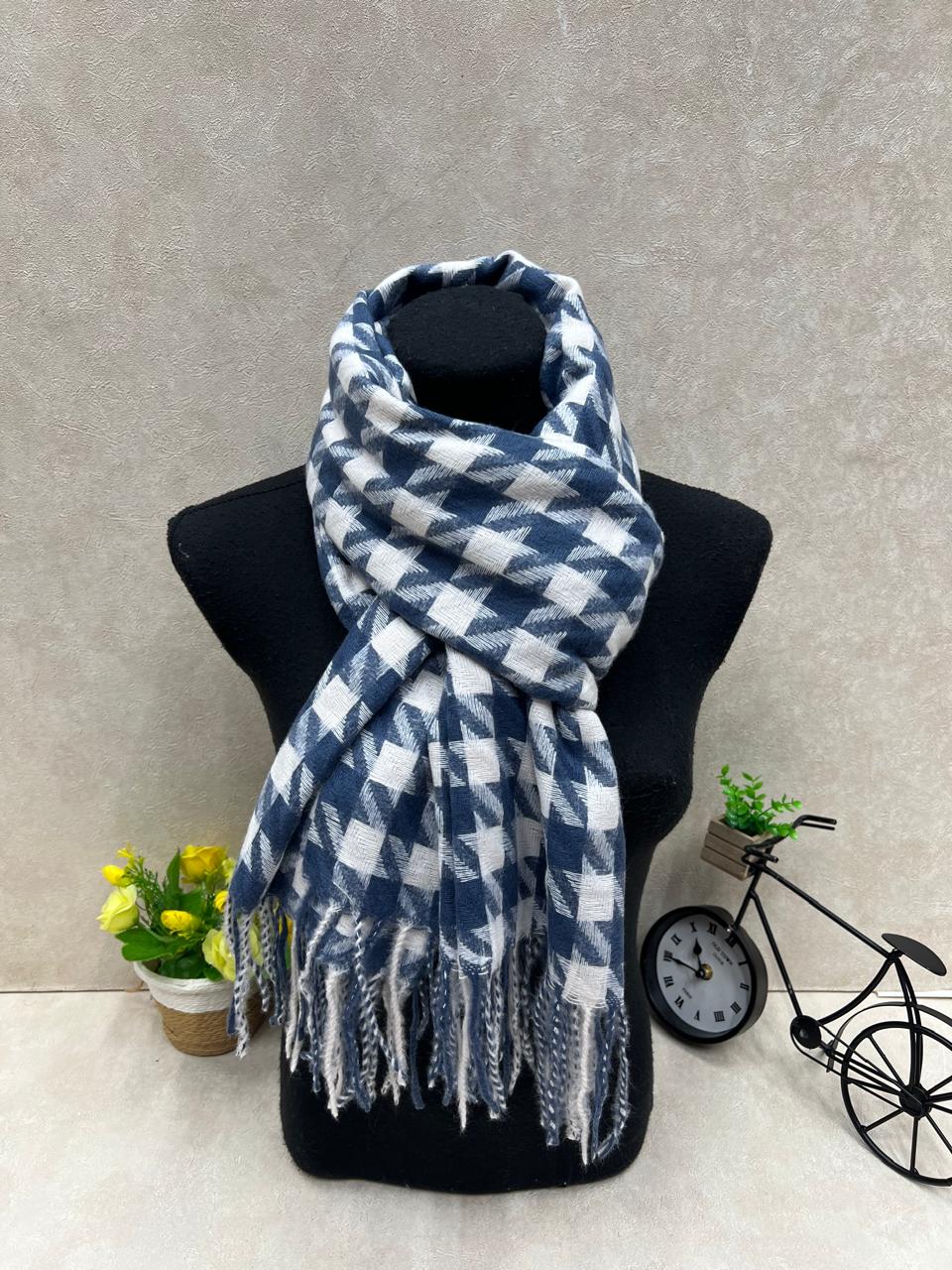 На фото 1 - Палантин в клетку из кашемира, мультицвет