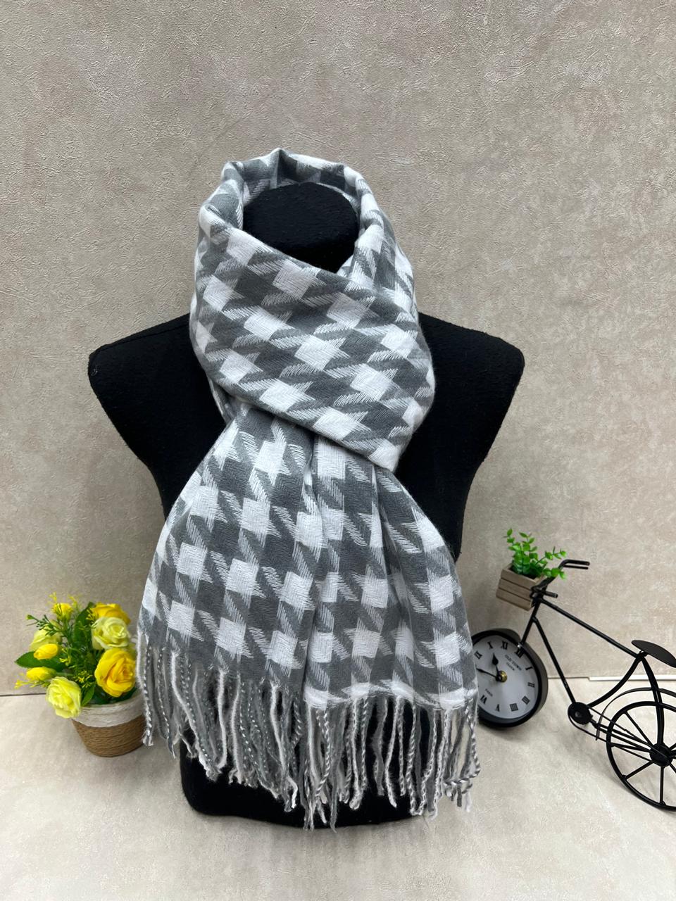 На фото 1 - Палантин в клетку из кашемира, мультицвет