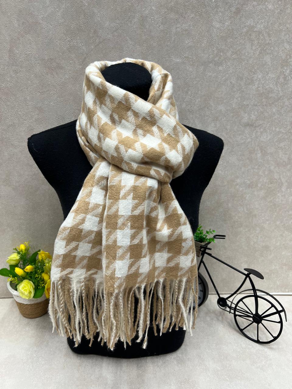 На фото 1 - Палантин в клетку из кашемира, мультицвет