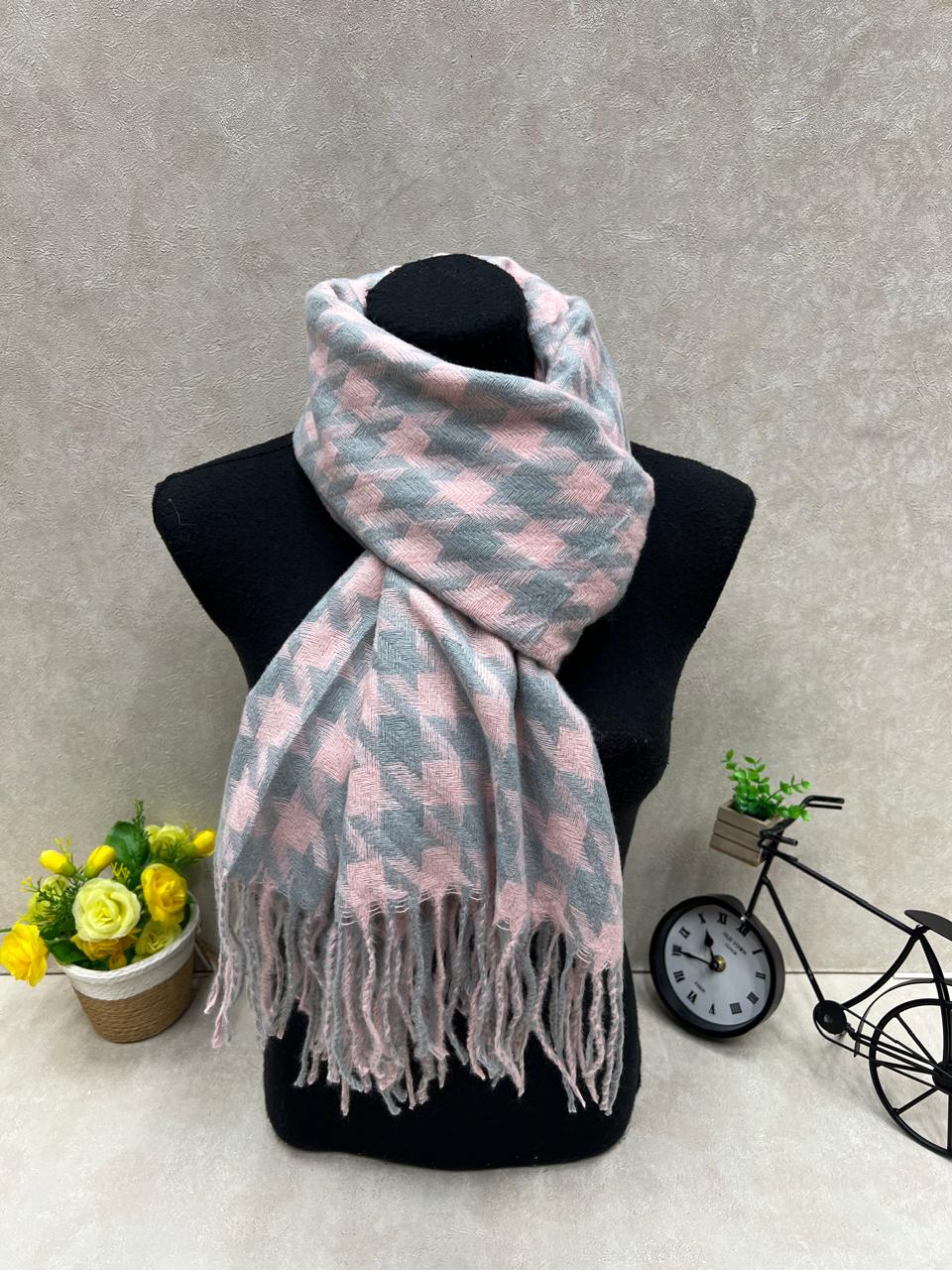 На фото 1 - Палантин в клетку из кашемира, мультицвет