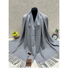 На фото 1 - Мягкий палантин из шерсти, цвет серый На фото 1 - Мягкий палантин из шерсти, цвет серый