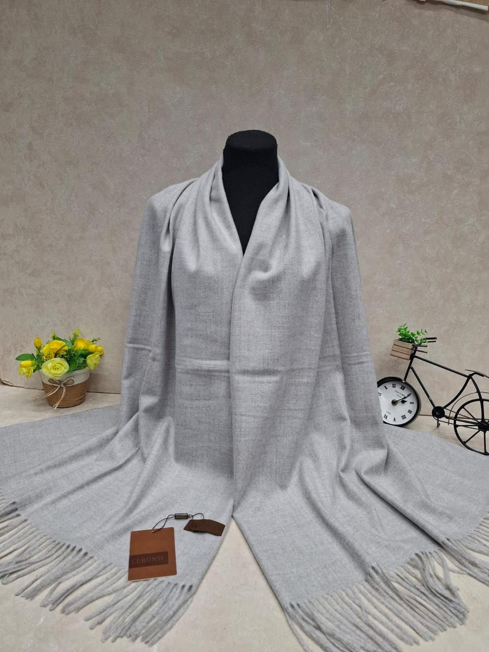 На фото 1 - Тёплый палантин, цвет светло серый