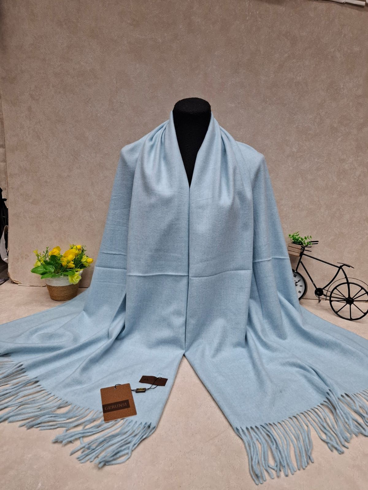 На фото 1 - Тёплый палантин, цвет светло голубой