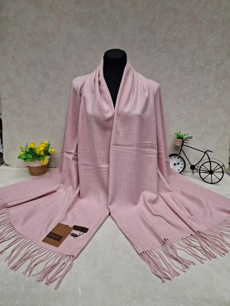 На фото 1 - Тёплый палантин, цвет нежно розовый