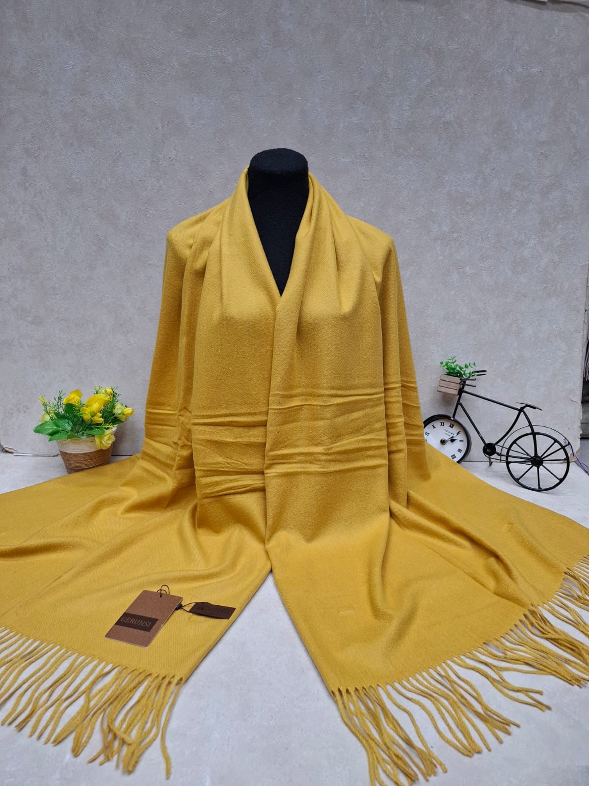На фото 1 - Тёплый палантин, цвет жёлтый