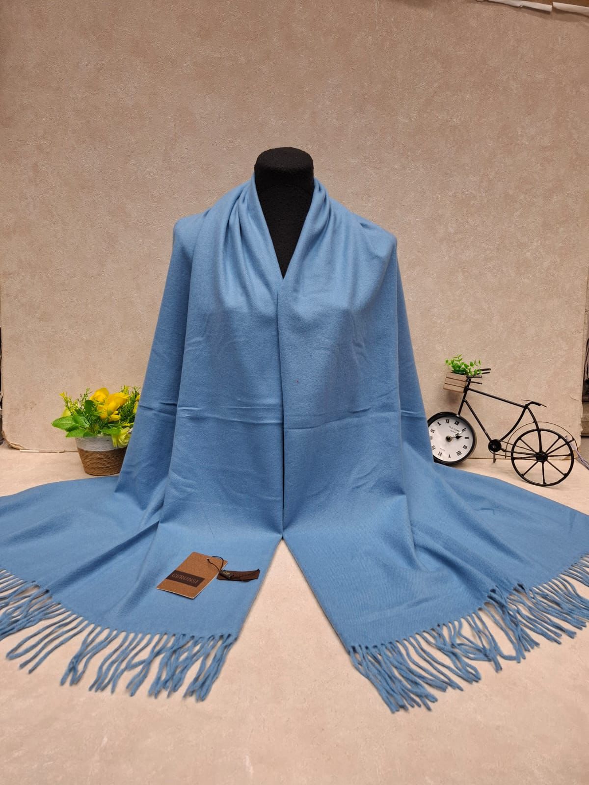 На фото 1 - Тёплый палантин, цвет голубой