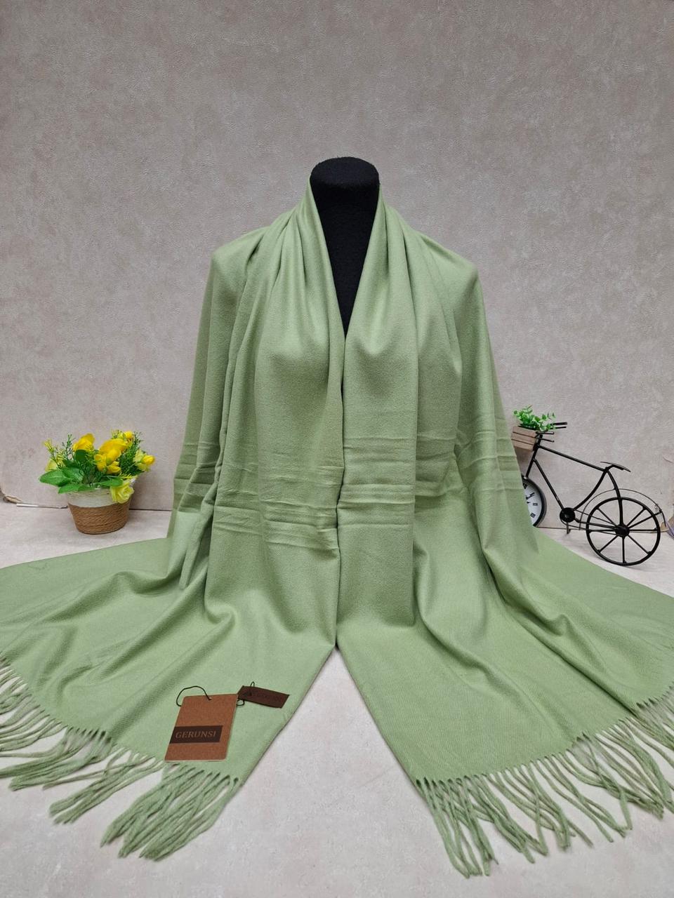 На фото 1 - Тёплый палантин, цвет светло зеленый