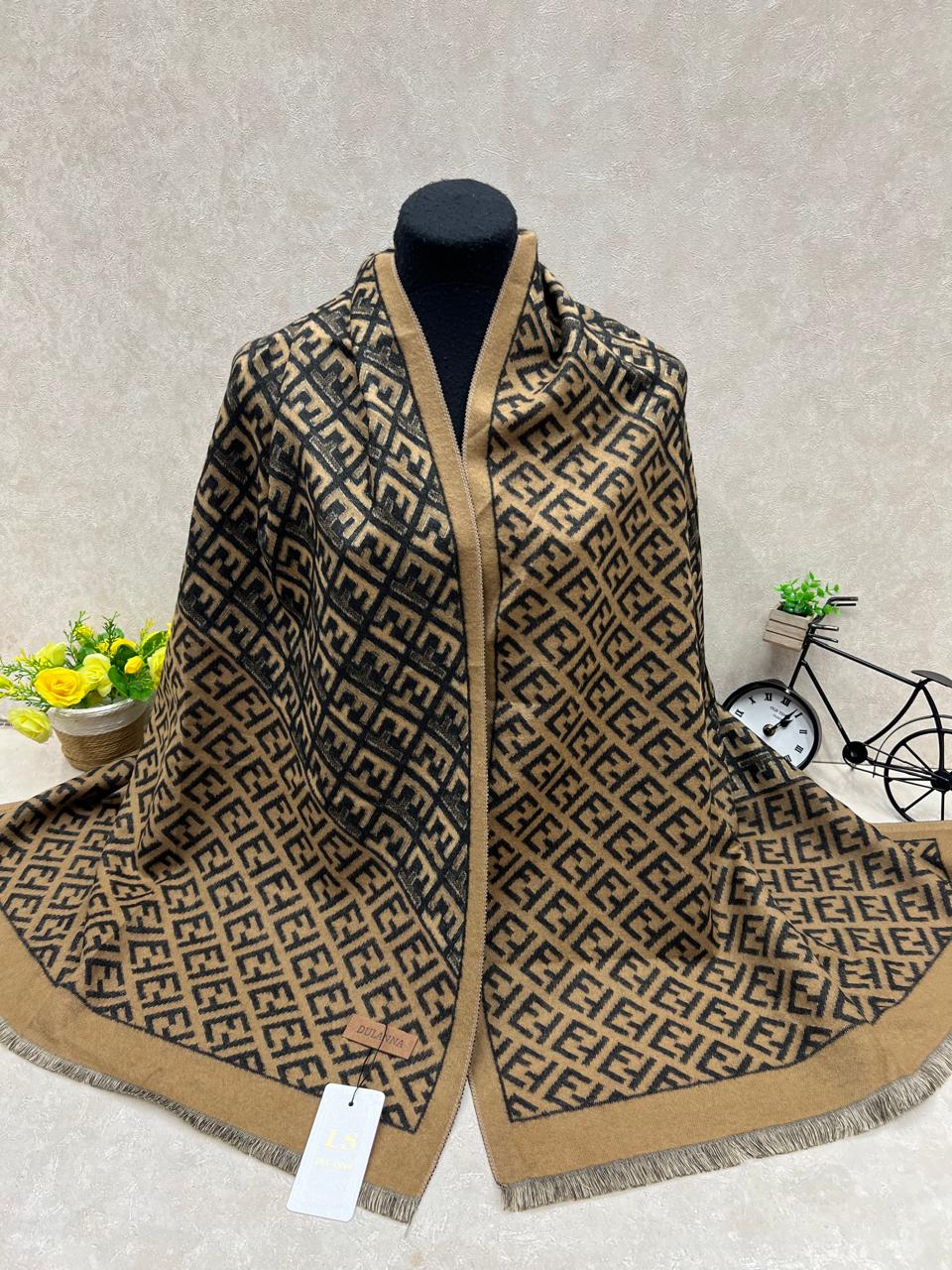 На фото 1 - Мягкий палантин из кашемира мультицвет