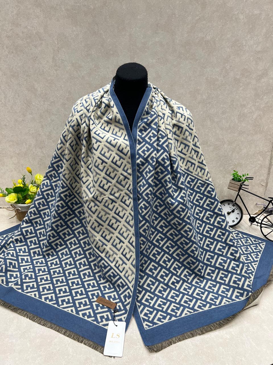 На фото 1 - Мягкий палантин из кашемира мультицвет