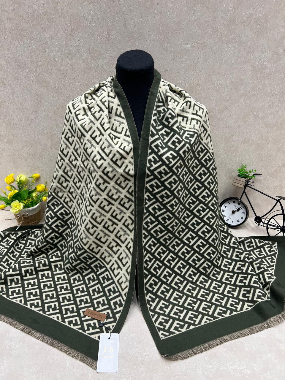 На фото 1 - Мягкий палантин из кашемира мультицвет