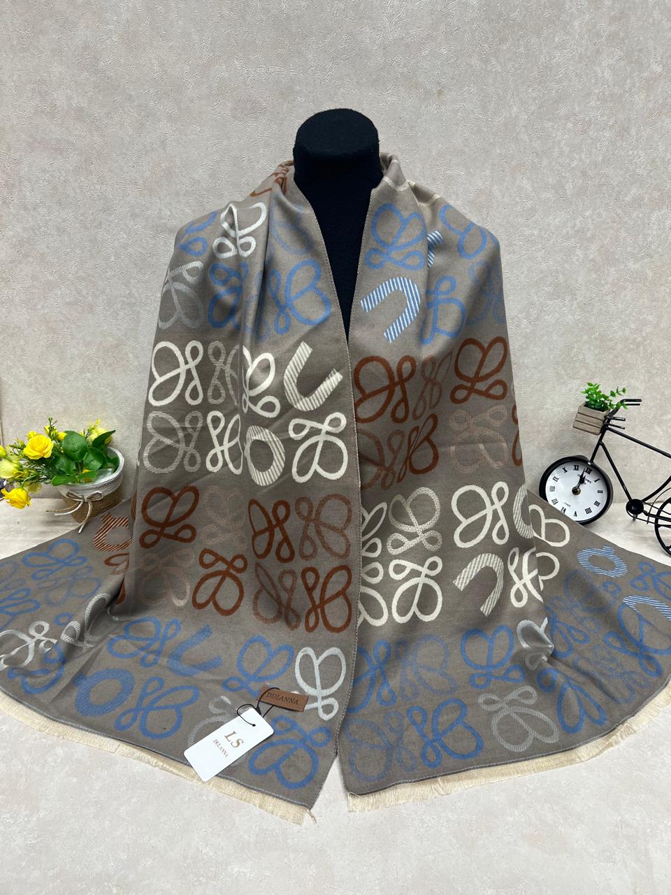 На фото 1 - Мягкий палантин из кашемира мультицвет