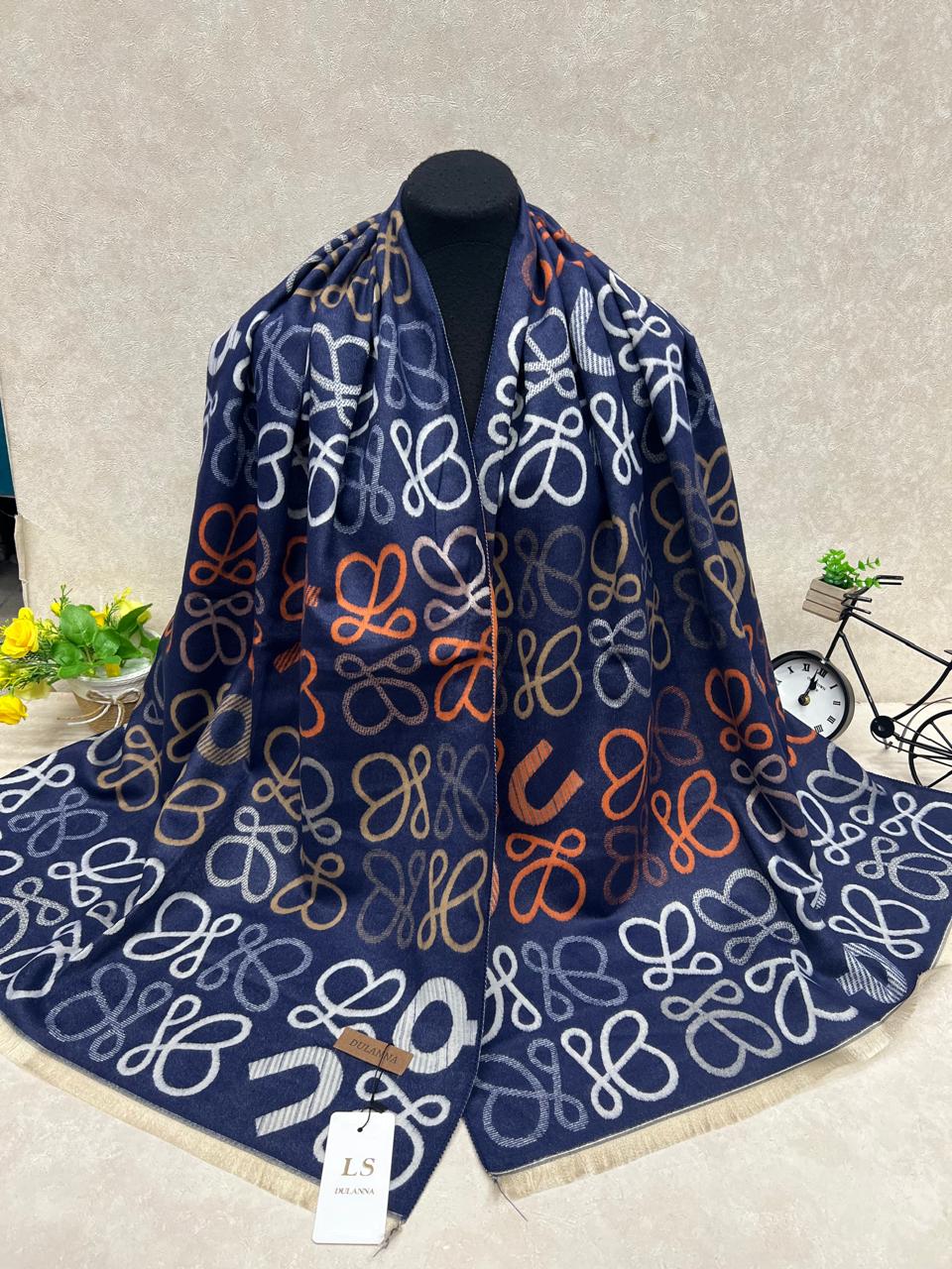 На фото 1 - Мягкий палантин из кашемира мультицвет