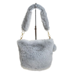 На фото 2 - Женская сумка из искусственного меха, цвет светло серый На фото 2 - Женская сумка из искусственного меха, цвет светло серый