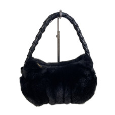 На фото 1 - Женская сумка из искусственного меха, цвет черный На фото 1 - Женская сумка из искусственного меха, цвет черный
