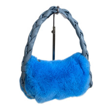 На фото 1 - Женская сумка из искусственного меха, цвет голубой