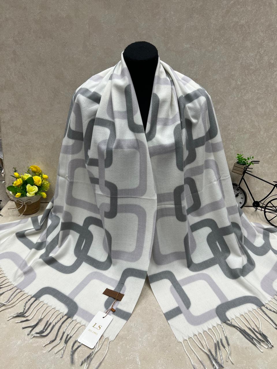 На фото 1 - Мягкий палантин из кашемира мультицвет