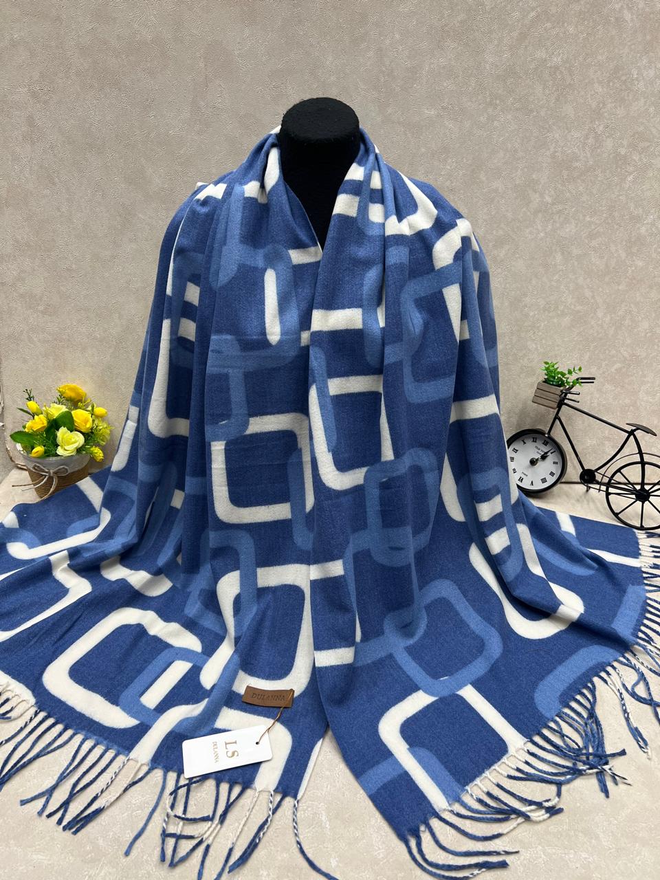 На фото 1 - Мягкий палантин из кашемира мультицвет