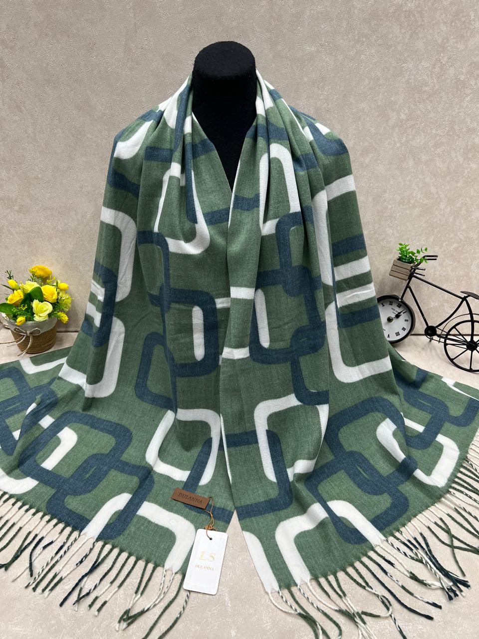 На фото 1 - Мягкий палантин из кашемира мультицвет