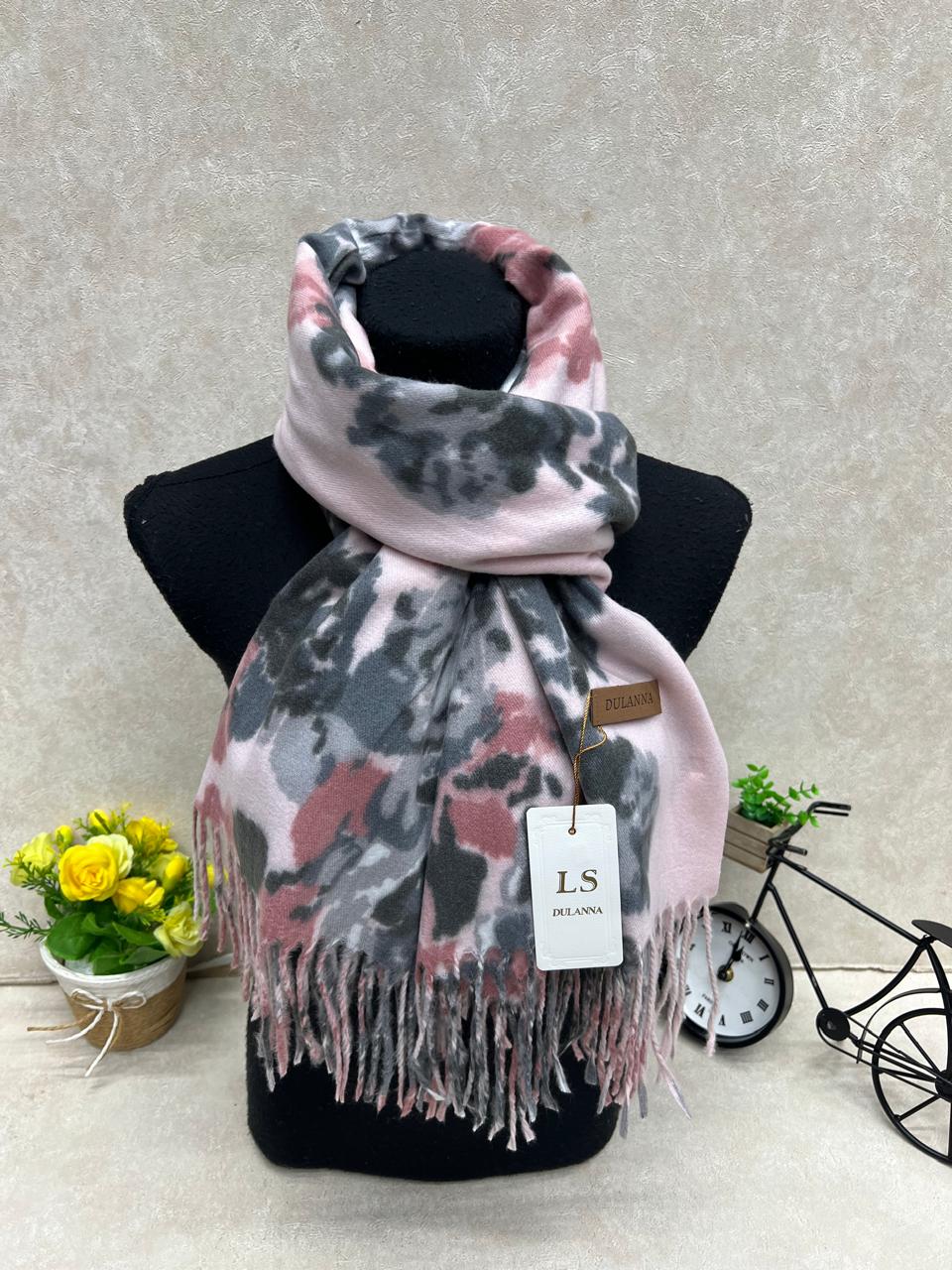 На фото 1 - Мягкий палантин из кашемира мультицвет