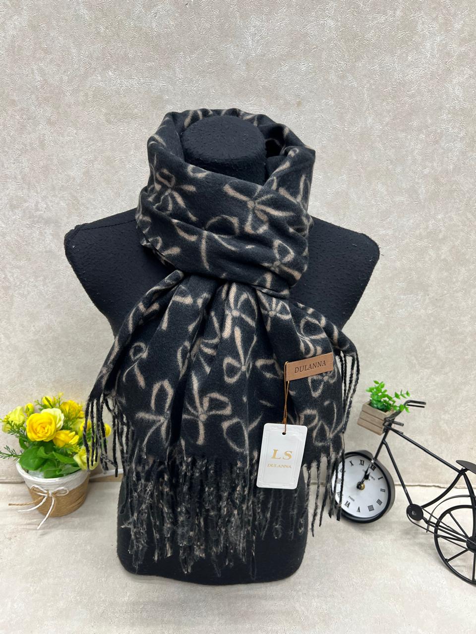 На фото 1 - Мягкий палантин из кашемира мультицвет