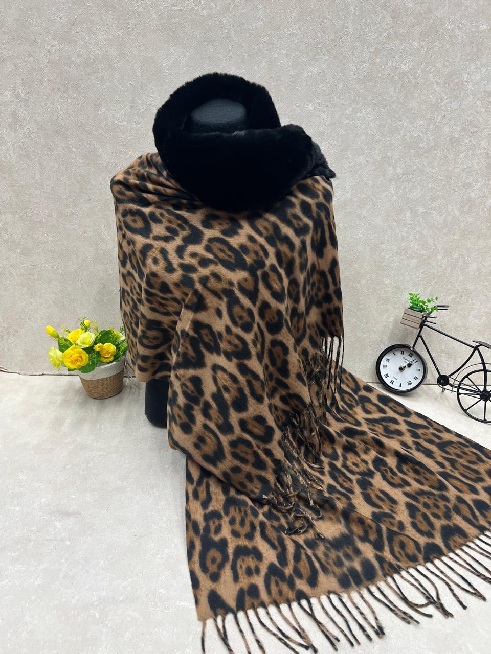 На фото 1 - Мягкий палантин из кашемира с норковым воротником мультицвет