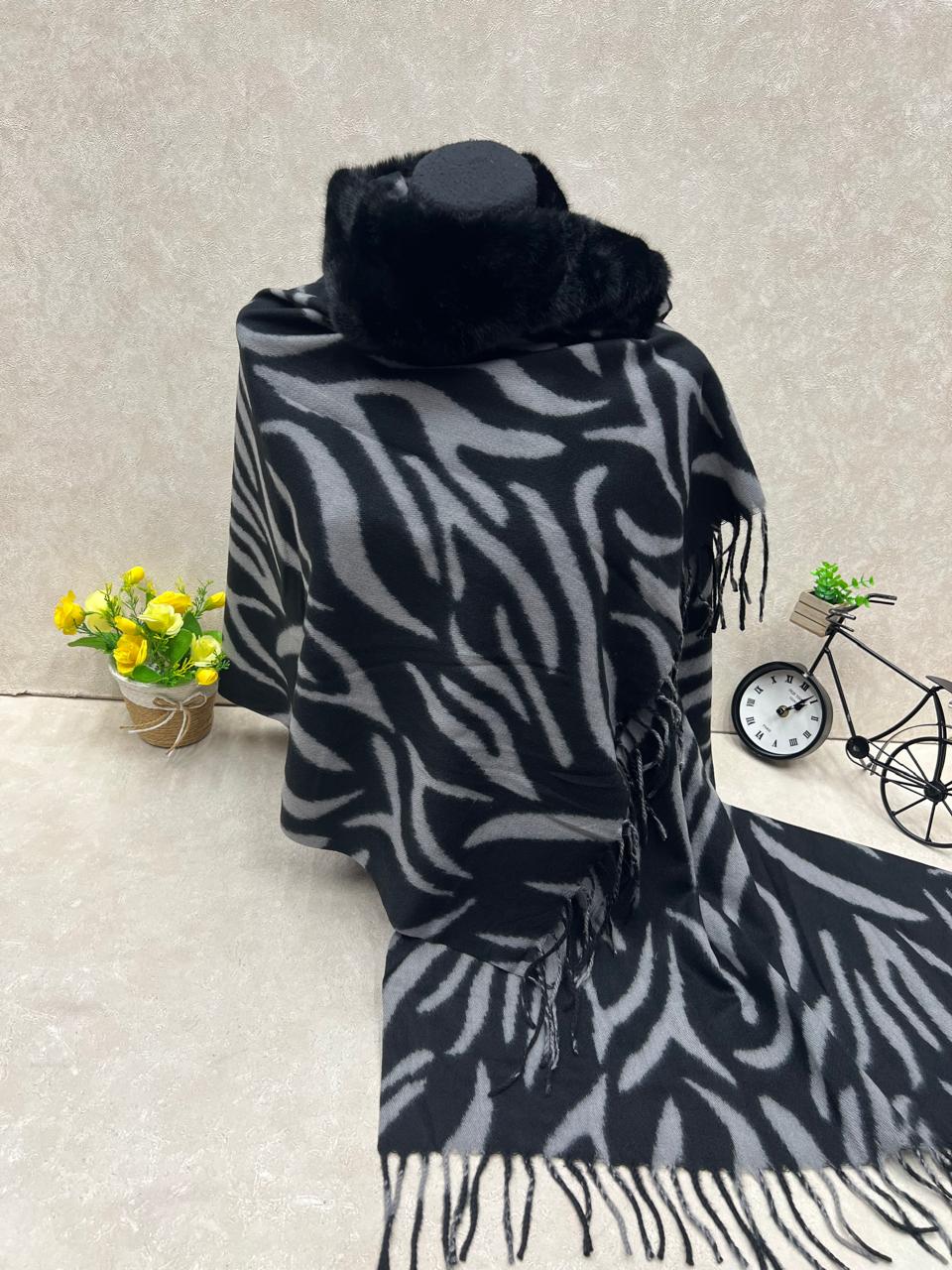 На фото 1 - Мягкий палантин из кашемира с норковым воротником мультицвет