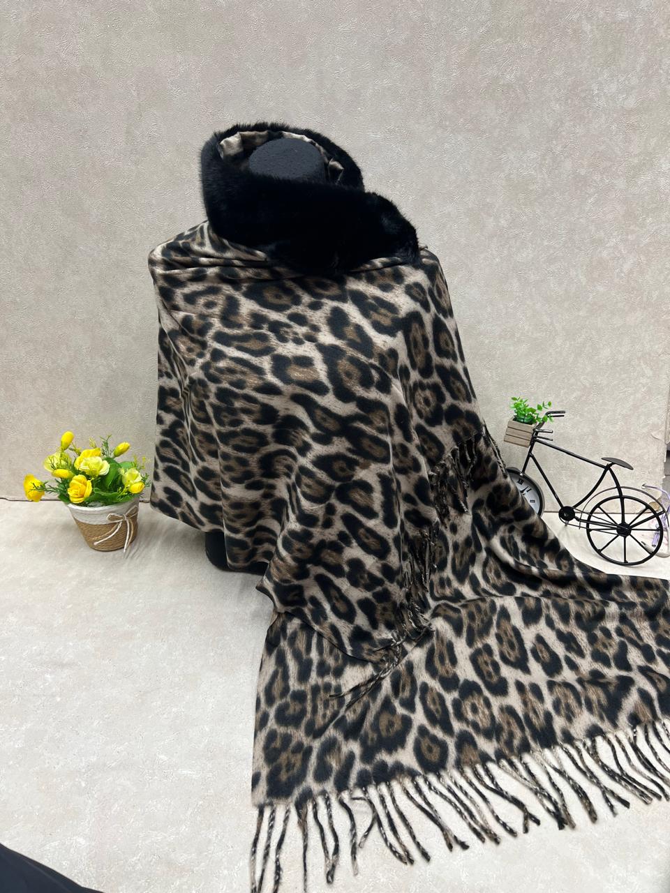 На фото 1 - Мягкий палантин из кашемира с норковым воротником мультицвет