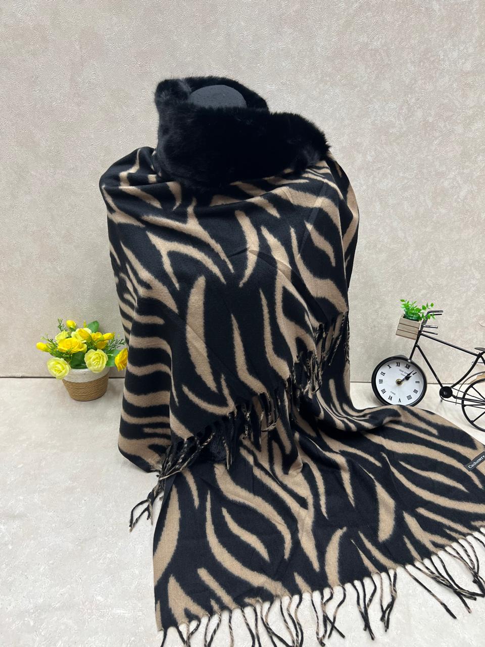 На фото 1 - Мягкий палантин из кашемира с норковым воротником мультицвет