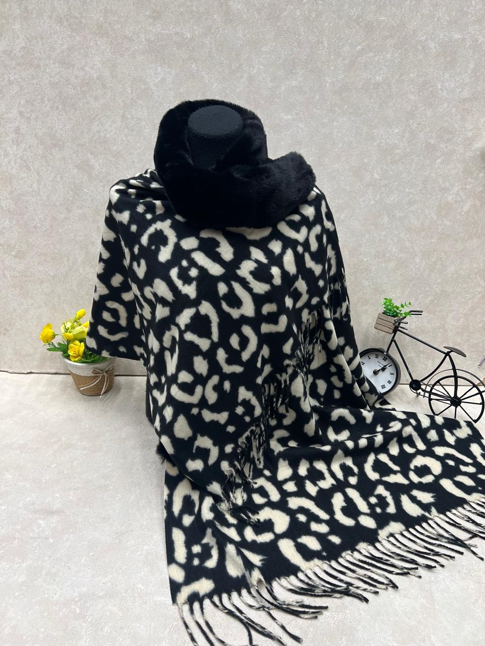 На фото 1 - Мягкий палантин из кашемира с норковым воротником мультицвет