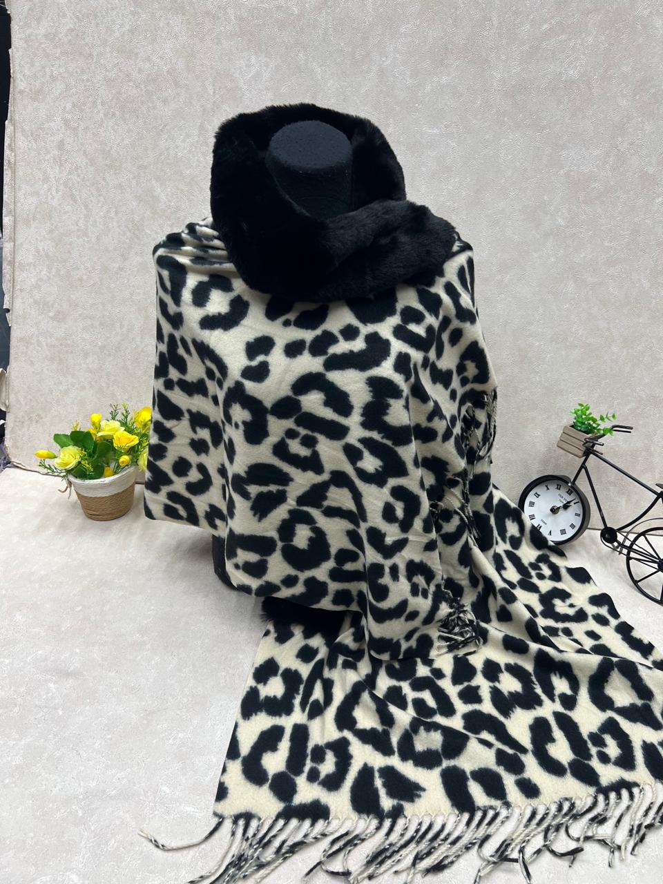 На фото 1 - Мягкий палантин из кашемира с норковым воротником мультицвет