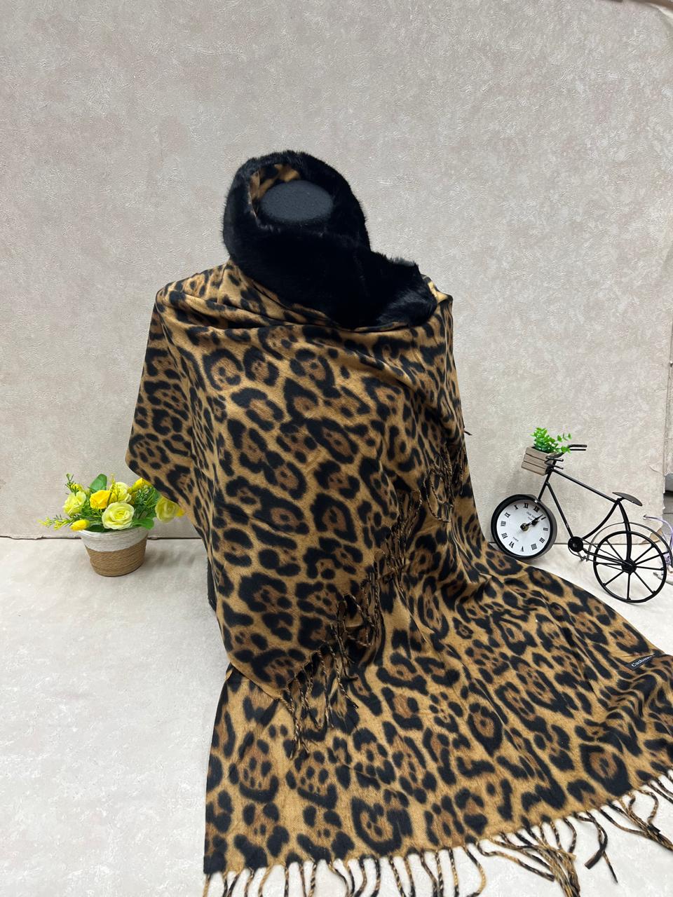 На фото 1 - Мягкий палантин из кашемира с норковым воротником мультицвет