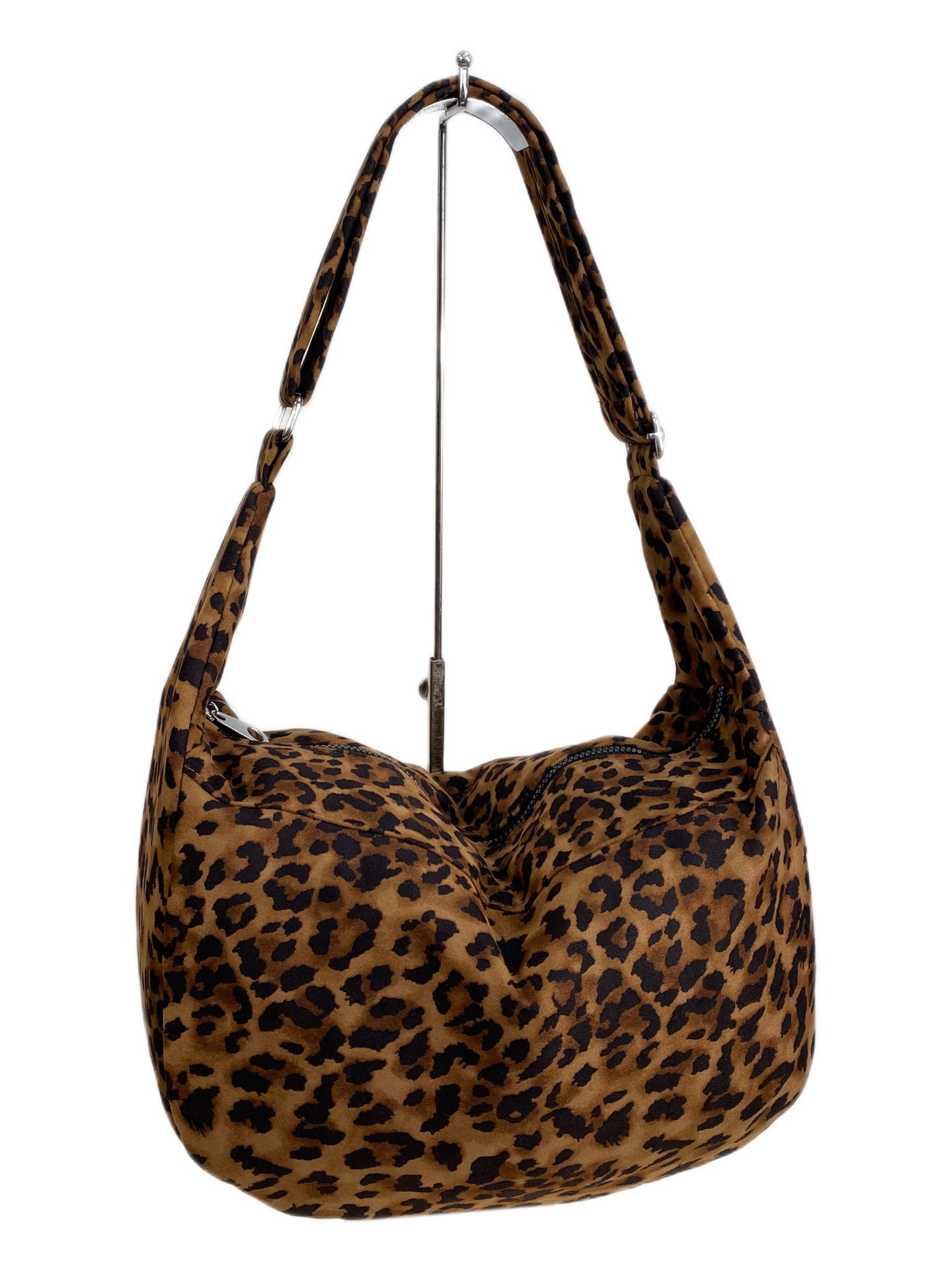 На фото 1 - Женская сумка из искусственной замши, цвет леопард