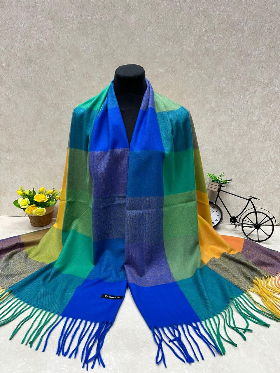 На фото 1 - Палантин из кашемира, мультицвет На фото 1 - Палантин из кашемира, мультицвет