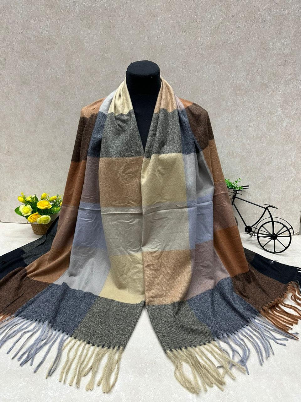На фото 1 - Палантин из кашемира, мультицвет На фото 1 - Палантин из кашемира, мультицвет