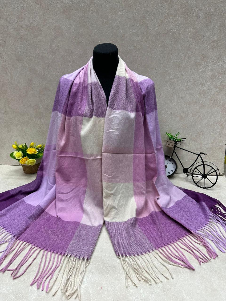 На фото 1 - Палантин из кашемира, мультицвет На фото 1 - Палантин из кашемира, мультицвет