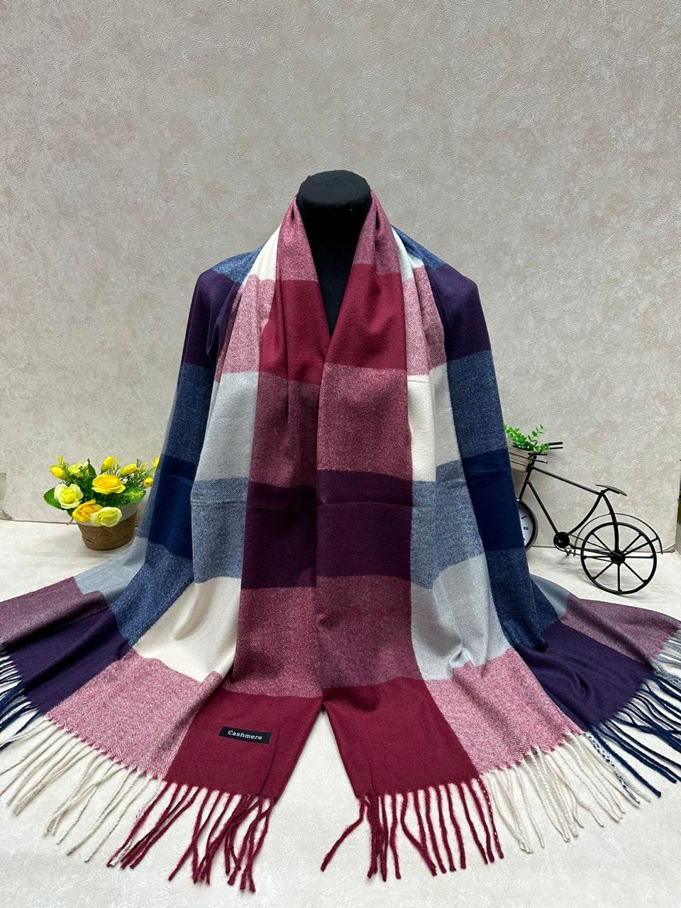 На фото 1 - Палантин из кашемира, мультицвет На фото 1 - Палантин из кашемира, мультицвет