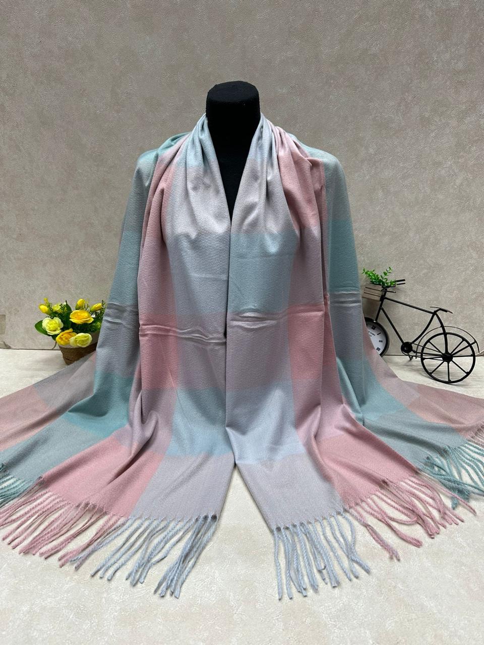 На фото 1 - Палантин из кашемира, мультицвет На фото 1 - Палантин из кашемира, мультицвет