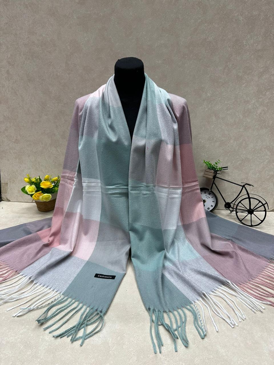 На фото 1 - Палантин из кашемира, мультицвет На фото 1 - Палантин из кашемира, мультицвет