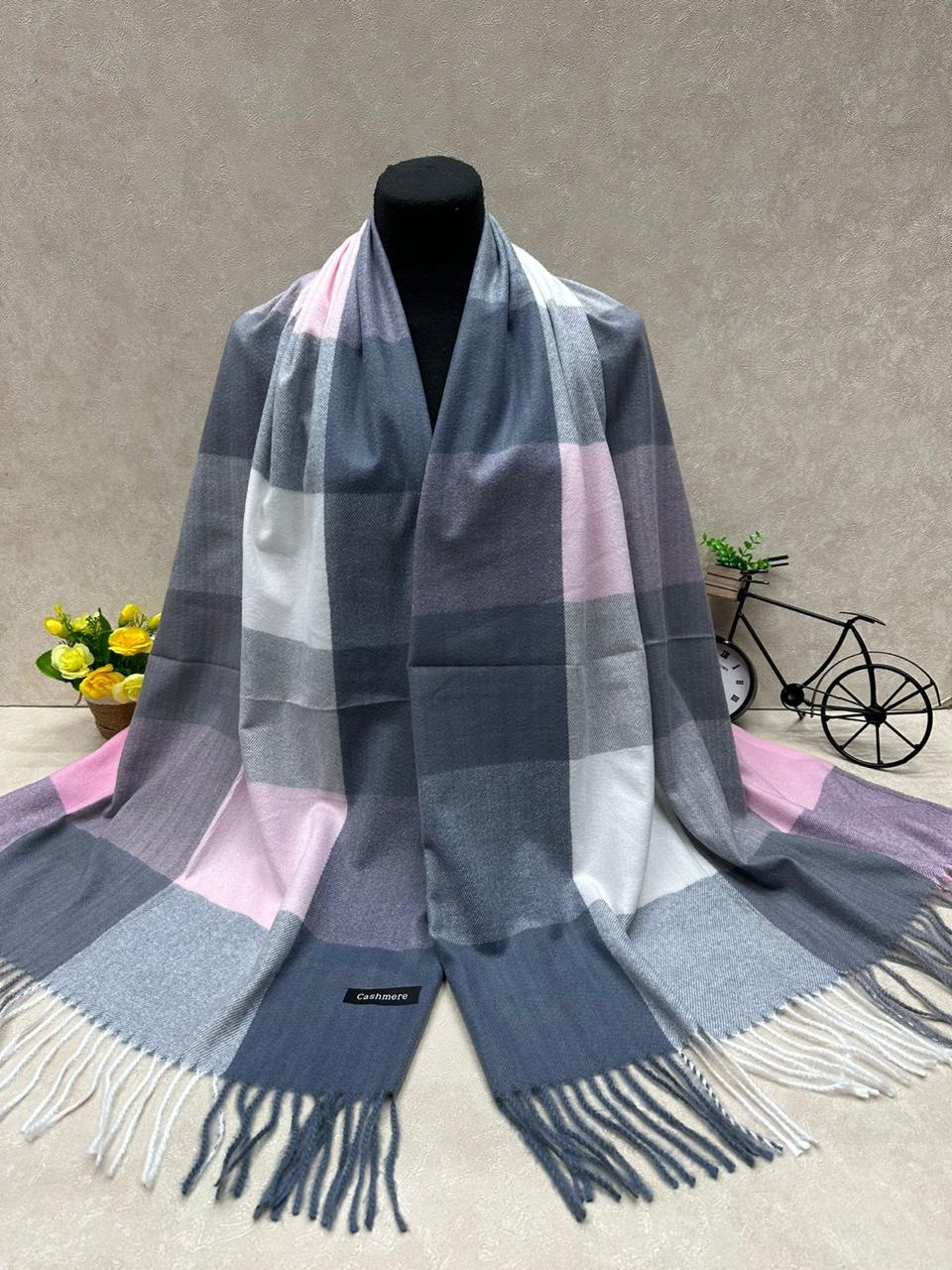 На фото 1 - Палантин из кашемира, мультицвет На фото 1 - Палантин из кашемира, мультицвет