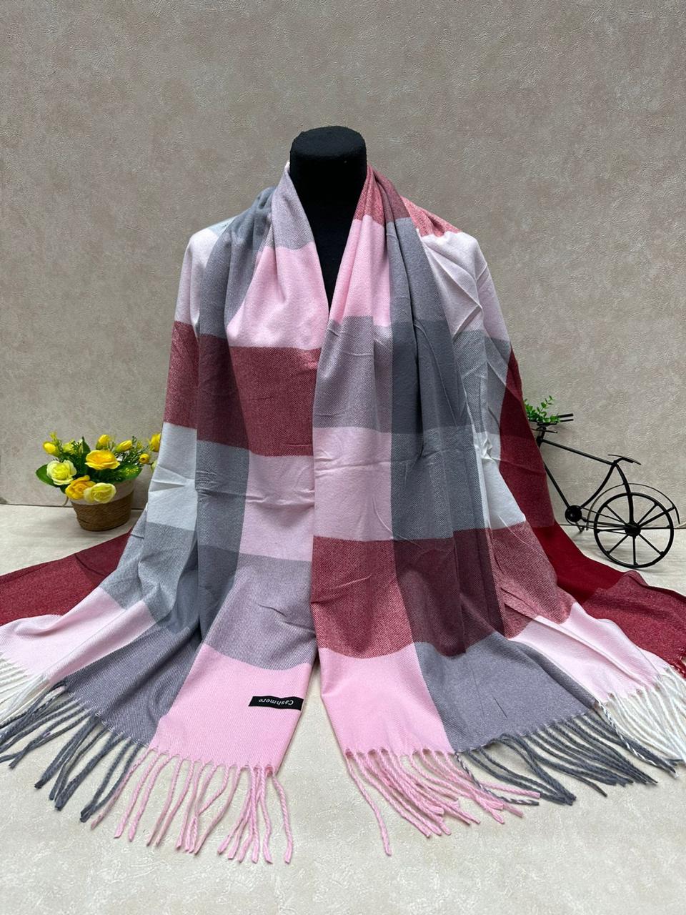 На фото 1 - Палантин из кашемира, мультицвет На фото 1 - Палантин из кашемира, мультицвет