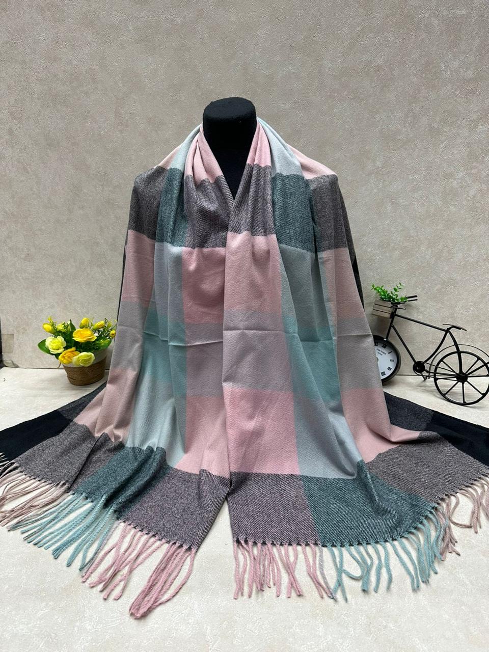 На фото 1 - Палантин из кашемира, мультицвет На фото 1 - Палантин из кашемира, мультицвет