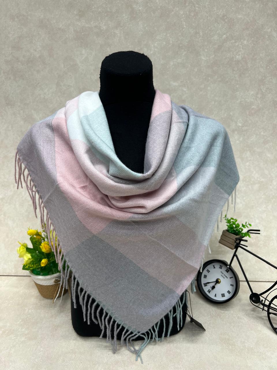 На фото 1 - Палантин из кашемира, мультицвет На фото 1 - Палантин из кашемира, мультицвет